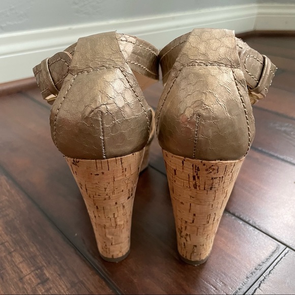 Gorgeous LIKE NEW Gold Wedge Sandals - Picture 7 of 12